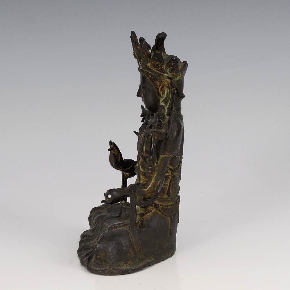 Reserve: 390 EUR        Buddha. Indien wohl 18. Jh., Bronze. Im Verschränkungssitz ruhende Figur mit - Image 2 of 4