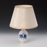 Reserve: 60 EUR        Tischlampe, Meissen. Blauschwerter, 2. H. 20. Jh., 1. Wahl. Balusterkorpus