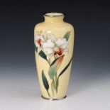 Reserve: 80 EUR        Fein gearbeitete Cloisonné-Vase. Schlanke, konische Form mit hellgelbem
