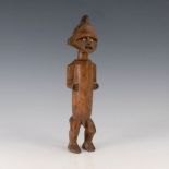 Stehende Figur mit Muschelaugen. Ambete(?)/VR Kongo. Helles Holz. Männliche Figur mit stilisiertem