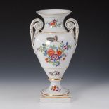 Reserve: 120 EUR        Amphorenvase mit Kakiemon-Dekor, Meissen. Pfeiffer-Schwerter, 1924-1934, 4