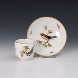 Reserve: 40 EUR        Tasse mit Vogelmalerei, Meissen. Knaufschwerter ab 1850-1918, 1. Wahl.