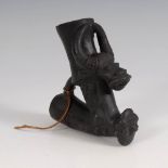 Afrikanischer Pfeifenkopf. Terrakotta schwarz eingefärbt. Stilisierte Menschen und 1 gehörnter