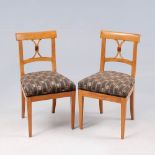 Reserve: 90 EUR        Paar Biedermeier-Stühle. Helles Obstholz, massiv und furniert. Rückenlehne