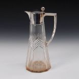 Reserve: 390 EUR        Jugendstil-Karaffe. Deutsch, um 1910. Glas mit Silbermontierung. Halbmond/