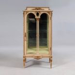 Reserve: 700 EUR        Zierliche Vitrine im Louis Seize-Stil. Um 1900/20. Hartholz, mit weißem