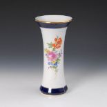 Reserve: 120 EUR        Vase mit Blumenmalerei, Meissen. Blauschwerter, 2. H. 20. Jh., 2