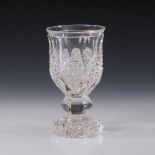 Großes Kelchglas. Böhmen um 1830. Farbloses Glas. Facettierte Glockenkuppa mit