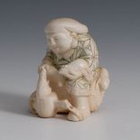 Okimon - Mann mit Mäusen. Elfenbein, um 1920. Auf einem Bündel sitzende Figur, um ihn herum einige