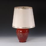 Tischlampe, WMF Ikora. 1930er Jahre. Balusterkorpus aus farblosem Glas mit Milchglasunterfang, roter
