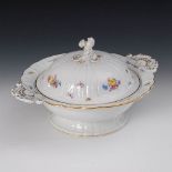 Reserve: 150 EUR        Deckelschüssel mit Blumenmalerei, Meissen. Blauschwerter, 1934-1945, 1.