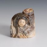 Reserve: 90 EUR        Netsuke - Mythologische Figur mit Drehgesicht. Gebückt stehende Figur mit