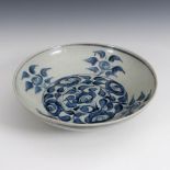 Reserve: 120 EUR        Schale mit Unterglasur-Blaumalerei. China, um 1700. Modern anmutendes