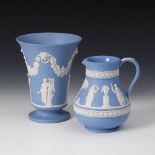 Reserve: 120 EUR        Kratervase und Krug, Wedgwood. Prägemarke, 2. H. 20. Jh. Hellblaues