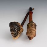 2 figürliche Meerschaum-Pfeifen Kaiser Wilhelm I. und "Mohr". Geschnitzter "Mohr" teils braun