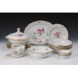 Reserve: 650 EUR        Speiseservice "Rote Rose", Meissen. 21 Teile. Blauschwerter, 2. H. 20.