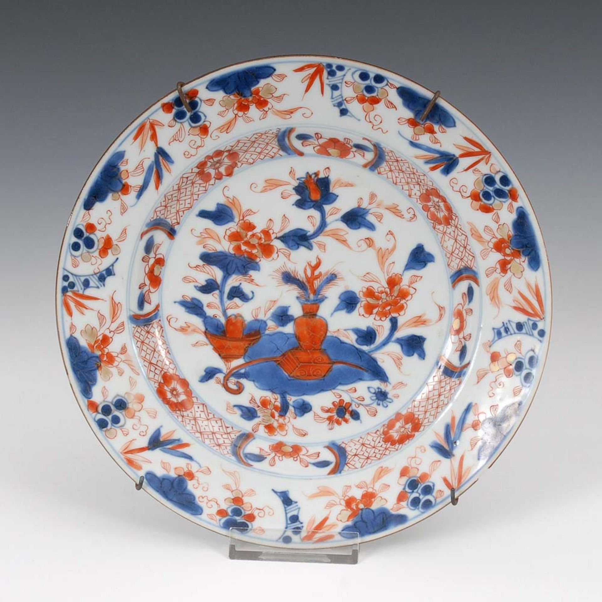 Imari-Teller. Porzellan. Kleinteiliges Muster in Rot und Unterglasur- Blaumalerei mit goldfarbenen