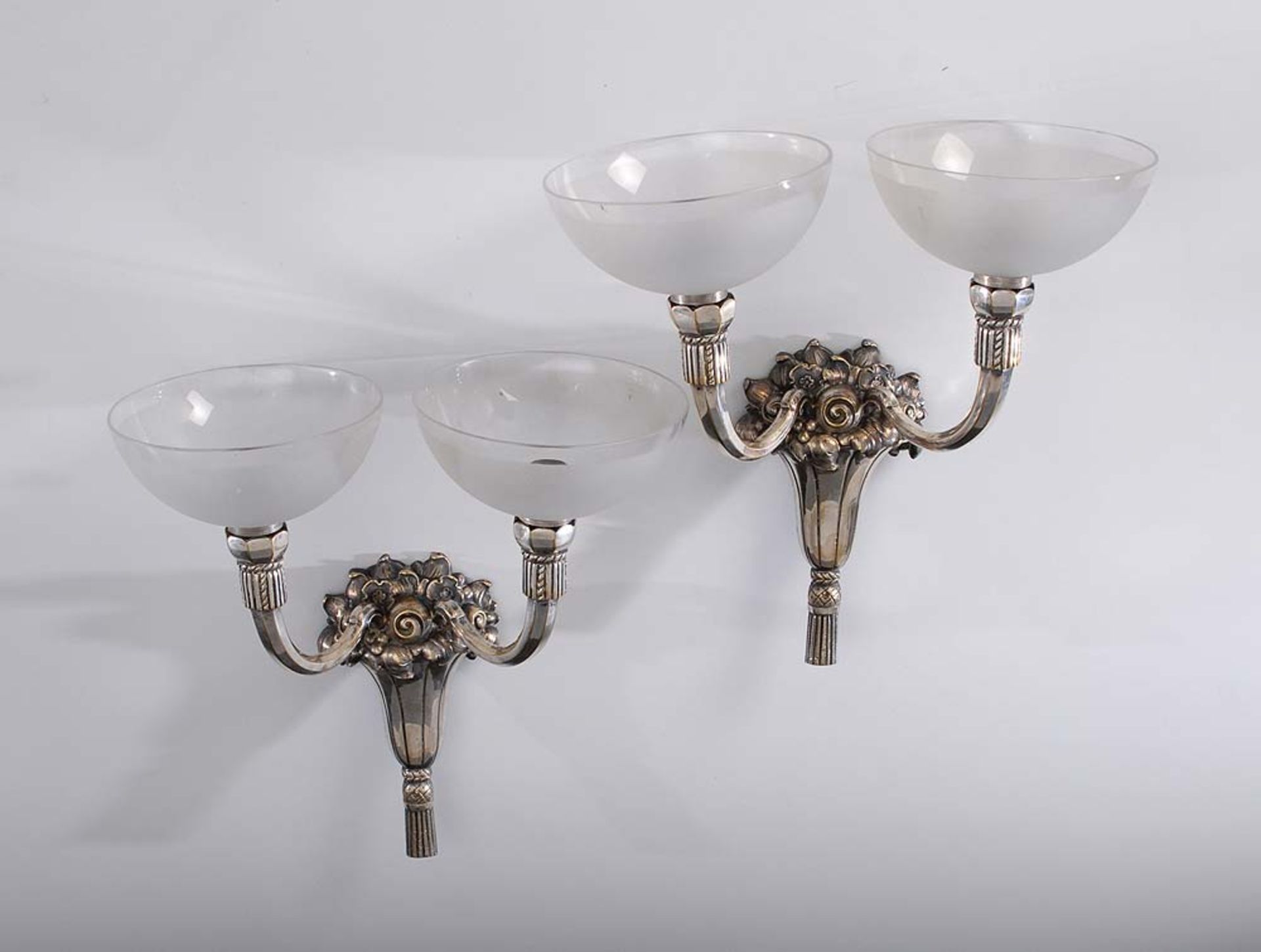 Paar 2-flammige Art-Déco-Wandlampen. Frankreich, um 1925. Mattierte Schalen aus farblosem Glas (ø 15