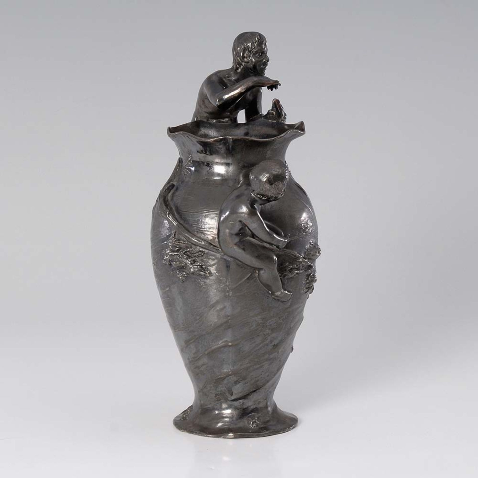 Jugendstilvase WMF. Britannia-Zinn versilbert, gemarkt. Als See-Oberfläche reliefierter Vasen-Korpus - Image 4 of 6