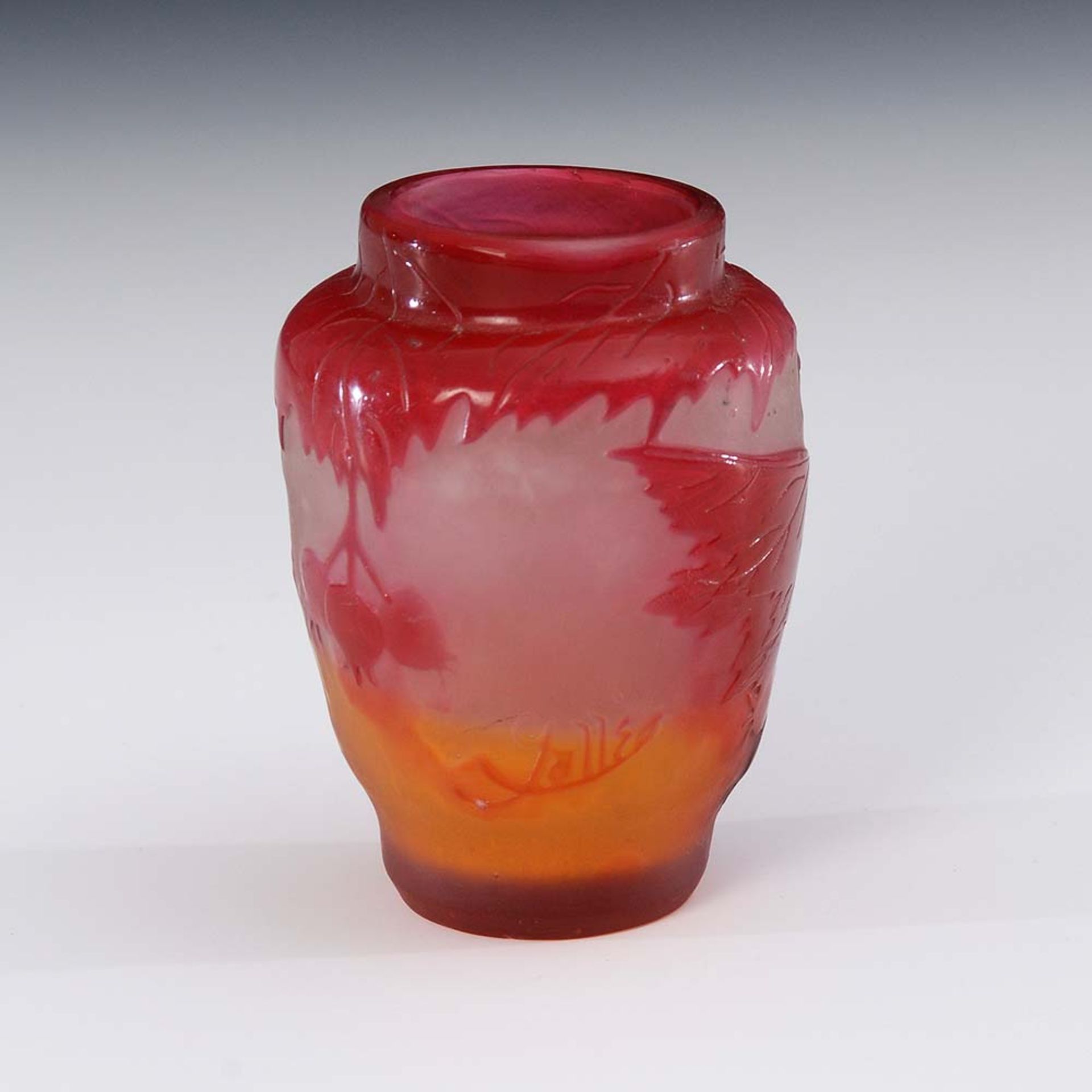 Kleine Vase mit Beerendekor, Gallé. Signiert, um 1904. Farbloses Glas mit orangefarbener - Image 2 of 2