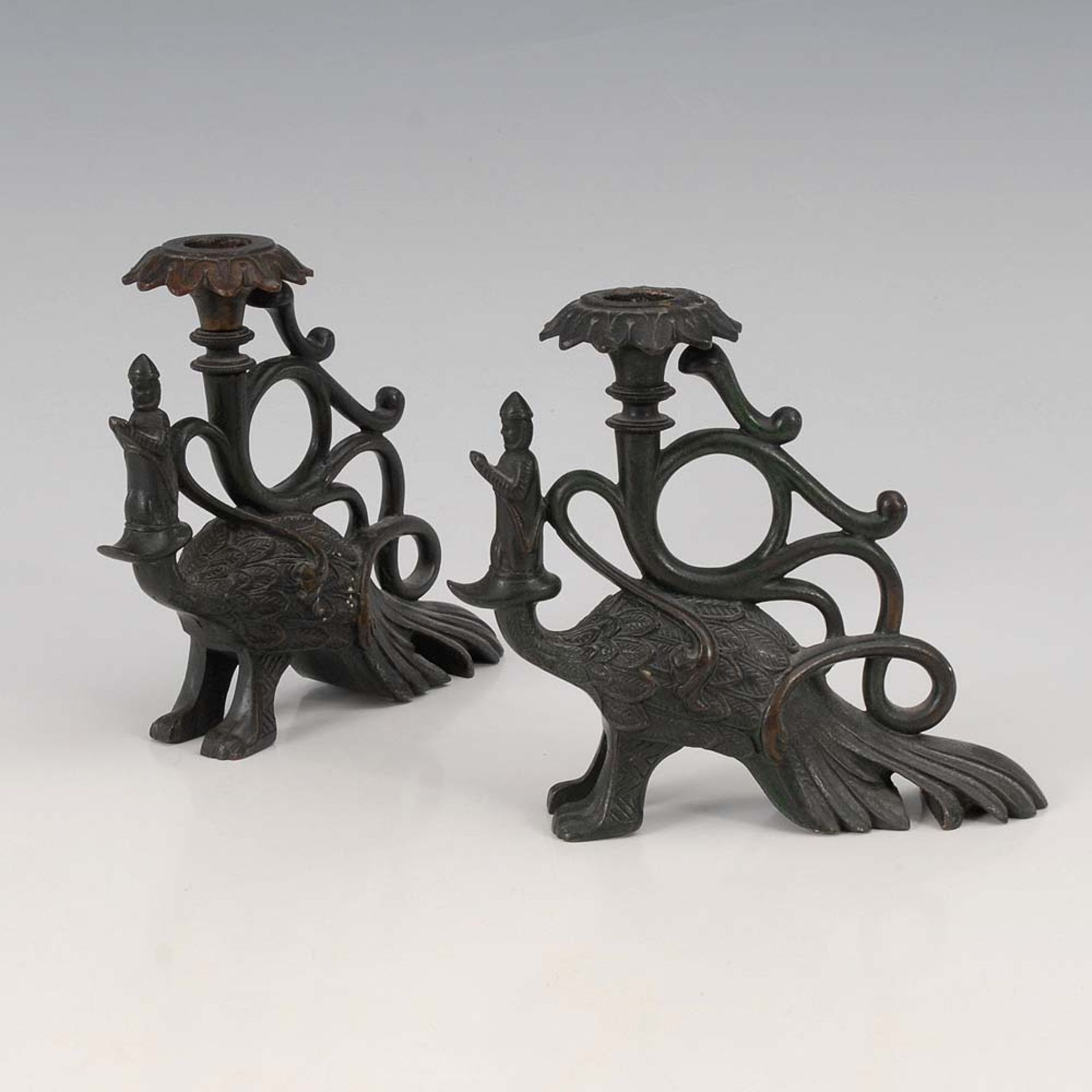 2 Leuchter in Pfauenform. China, Bronze. Ungewöhnliche Kerzenleuchter in Tierform, der Kopf