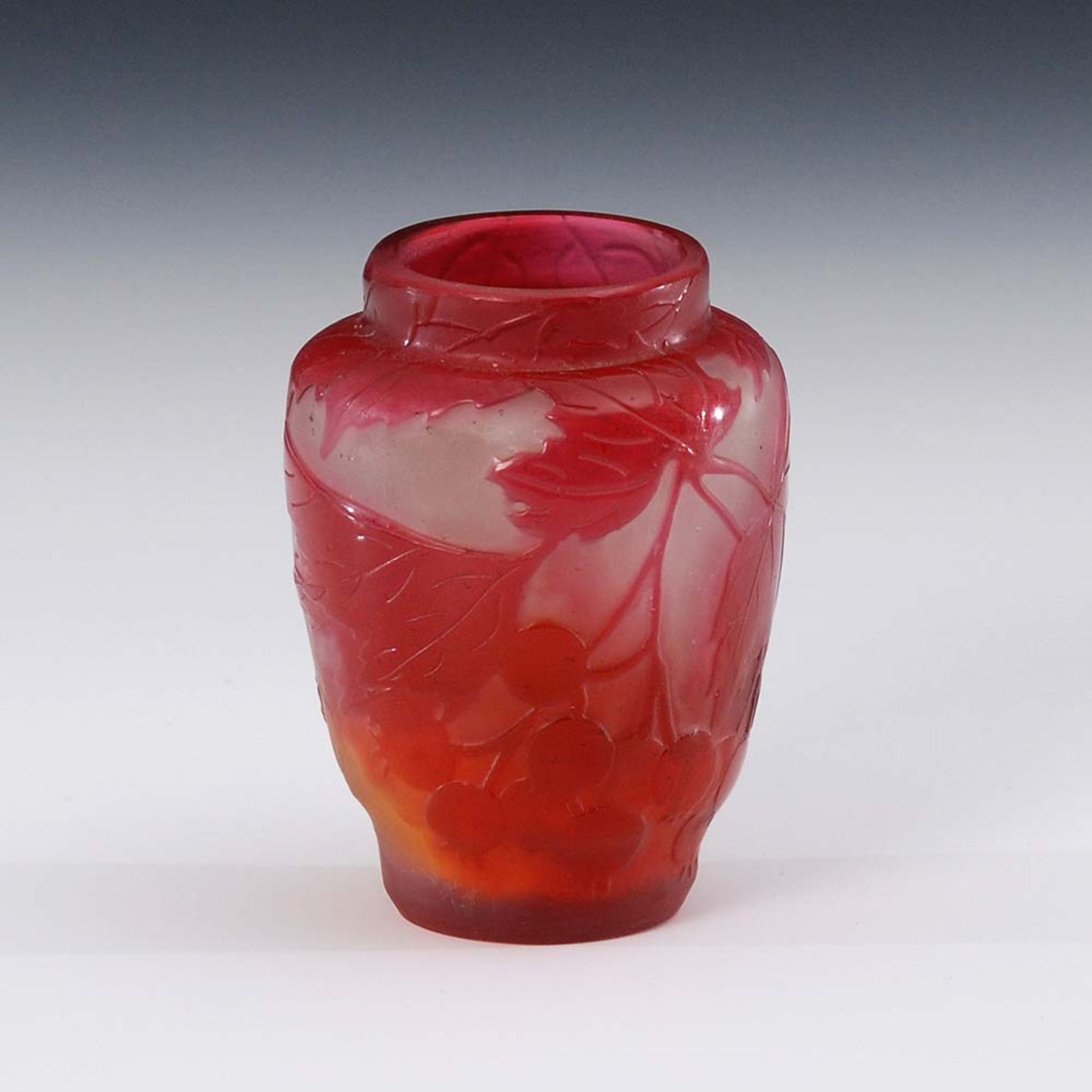 Kleine Vase mit Beerendekor, Gallé. Signiert, um 1904. Farbloses Glas mit orangefarbener