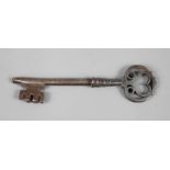 Schlüssel wohl 16. Jh., Schmiedeeisen, herzförmig verzierte Reide, vierzackiger Bart, L 13,5 cm.