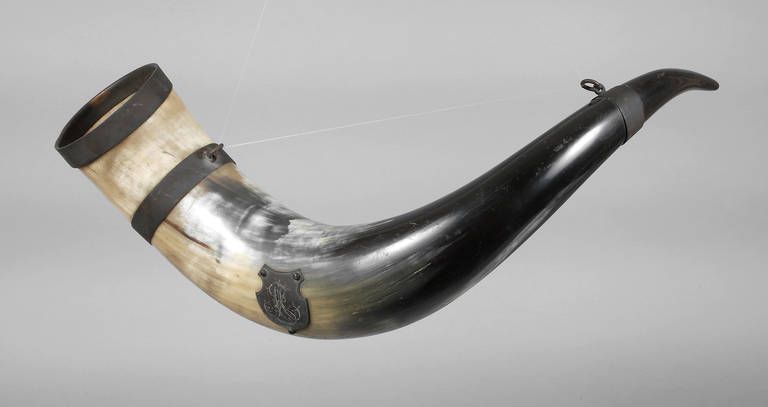 Trinkhorn um 1890, großes Horn mit Messingmontierung und aufgelegter Monogrammkartusche mit grav.