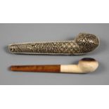 Meerschaumpfeife im Etui um 1930, Meerschaum beschnitzt, schlankes Mundstück aus Bernstein, im orig.