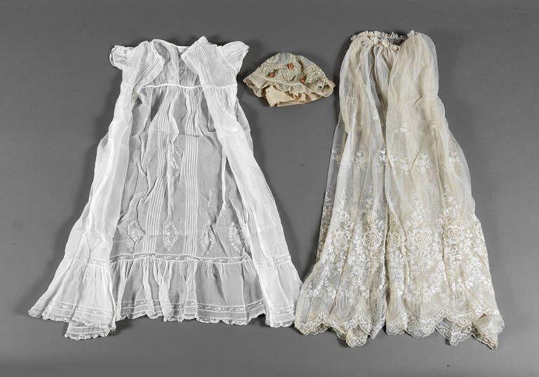 Taufkleid und Schleier Anfang 20. Jh., langes Kleidchen aus weißem Batist mit Spitzenbesatz und