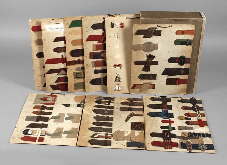 Musterbögen Gürtelschließen um 1930, ca. 120 Gürtelschließen aus Leder, teils mit Holz- und