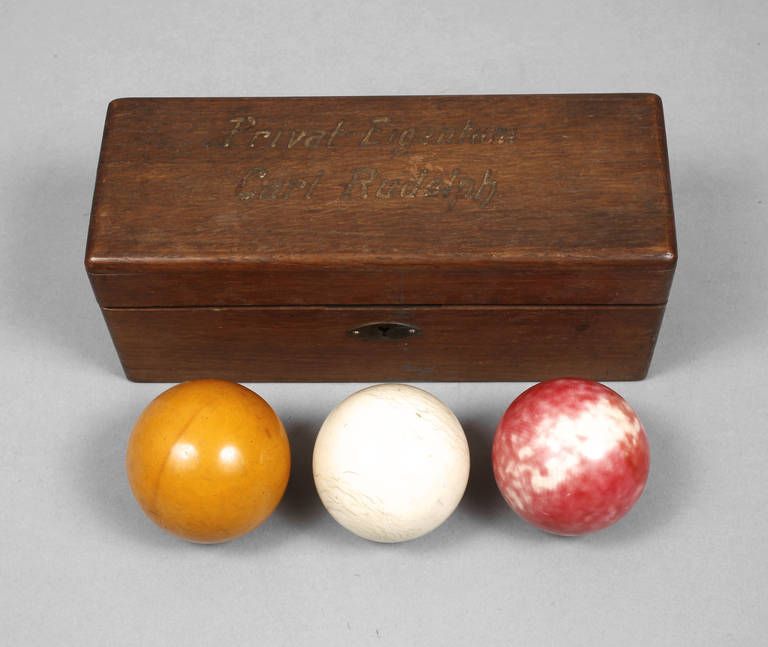 Billardkugeln Elfenbein um 1920, Elfenbein fein gedrechselt, teils rot und senffarben gefärbt, in
