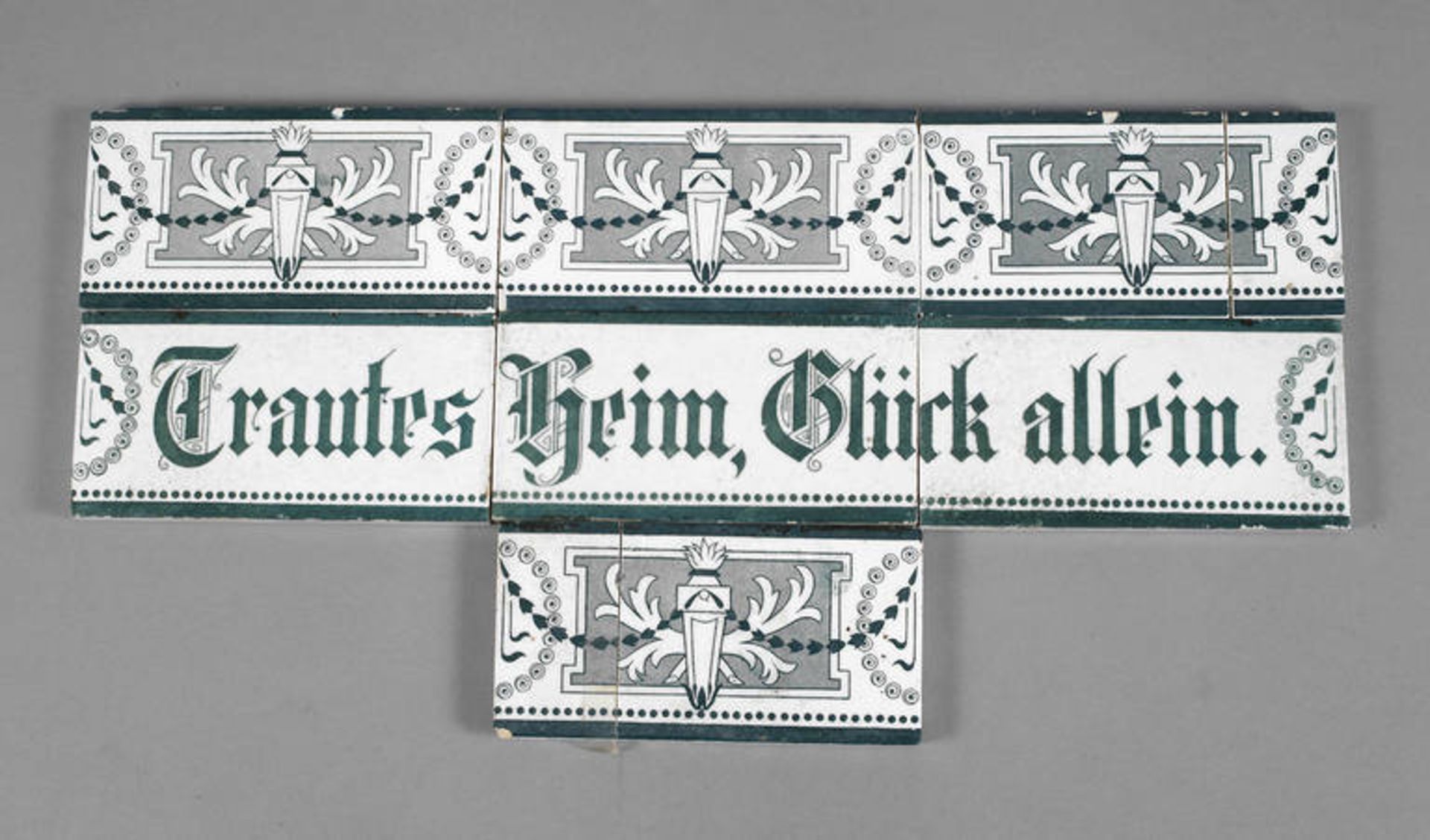 Ornamentband mit Spruch
ungemarkt, um 1900, Trautes Heim, Glück allein, sieben Stück, davon zwei