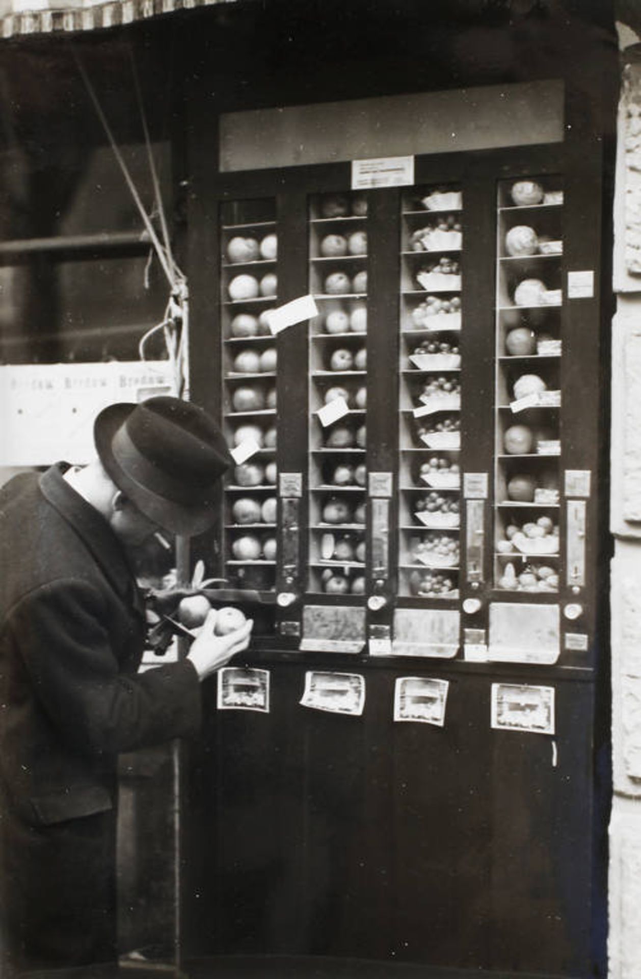 Hans Schaller, Fotografie
Mann am Obst-Automat, Berlin um 1940, Vintage, Silbergelantineabzug, verso