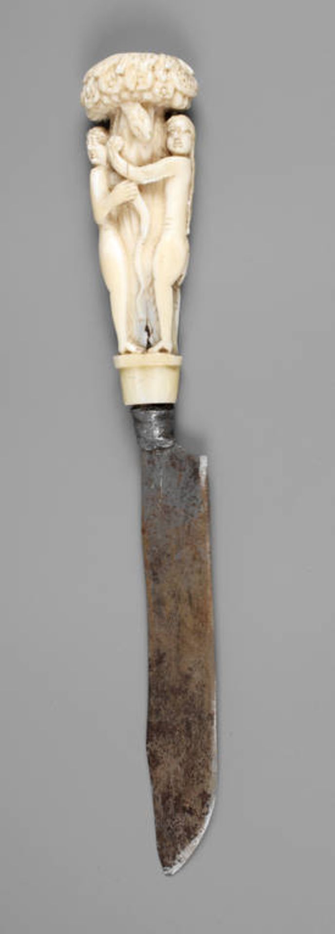 Messer mit Elfenbeingriff
wohl 17. Jh., Elfenbein fein beschnitzt, Darstellung von Adam und Eva am