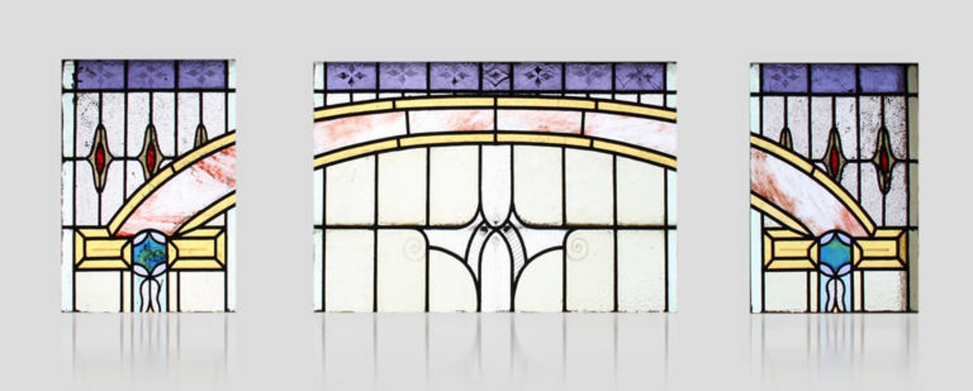 Bleiverglasung Jugendstil
deutsch, um 1910, aus Farb- und Ornamentglas, mit Bogenmotiv im