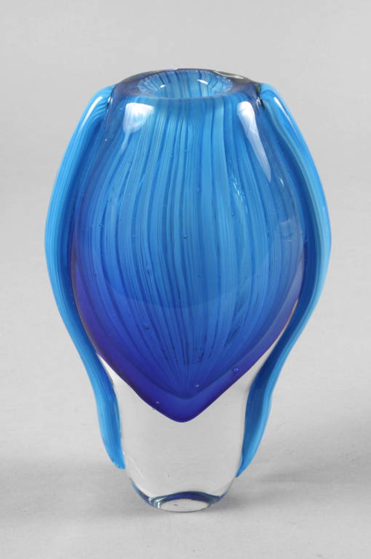 Vase Studioglas
wohl Murano, 2. Hälfte 20. Jh., ungemarkt, massives Klarglas mit eingeschmolzenem