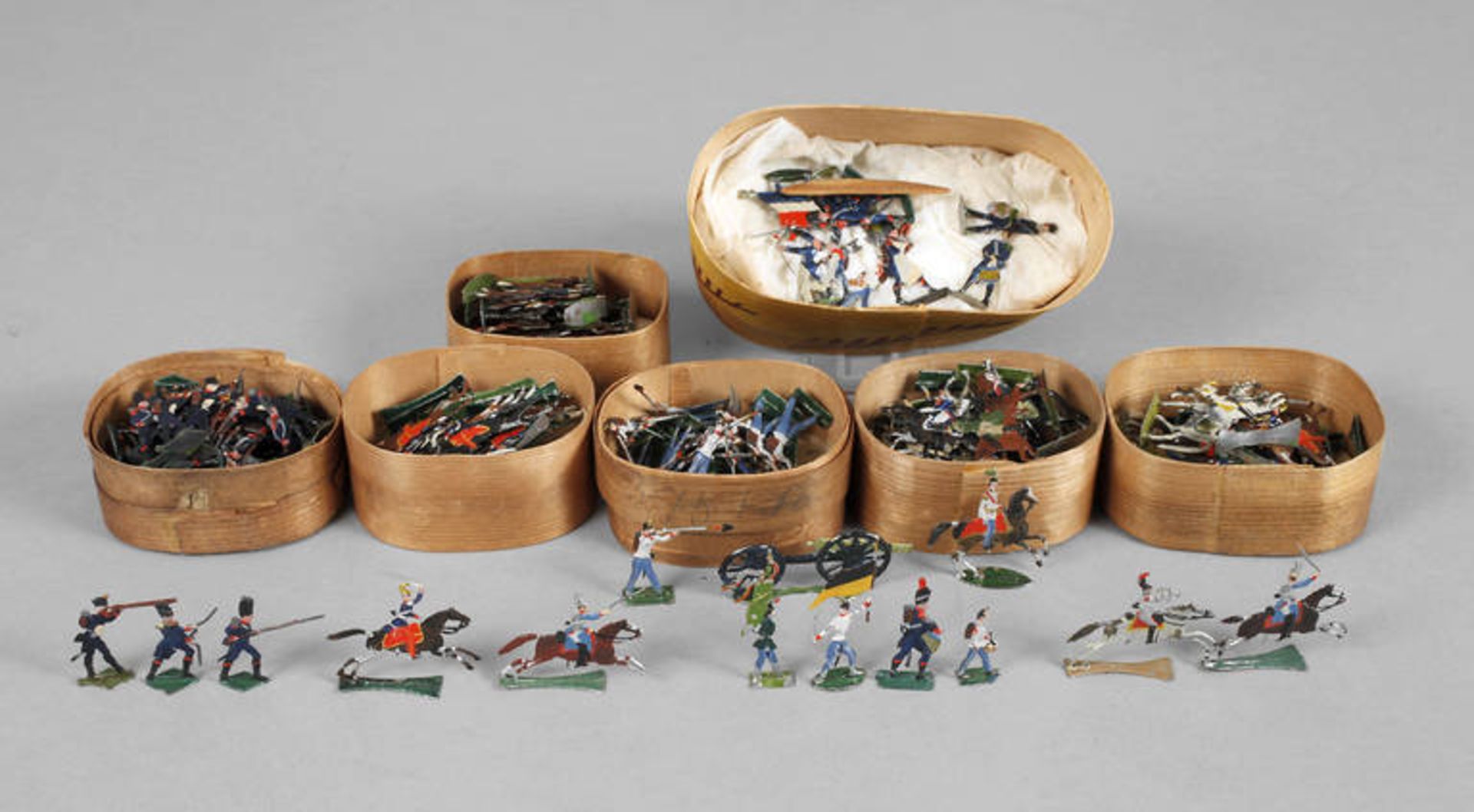 Konvolut Zinnsoldaten
für Diorama, um 1900, Zinn gegossen und farbig gefasst, ca. 250