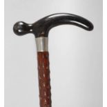 Krücke Horn
um 1900, mit Nickelmanschette, mit außergewöhnlich strukturiertem Knotenschuss,