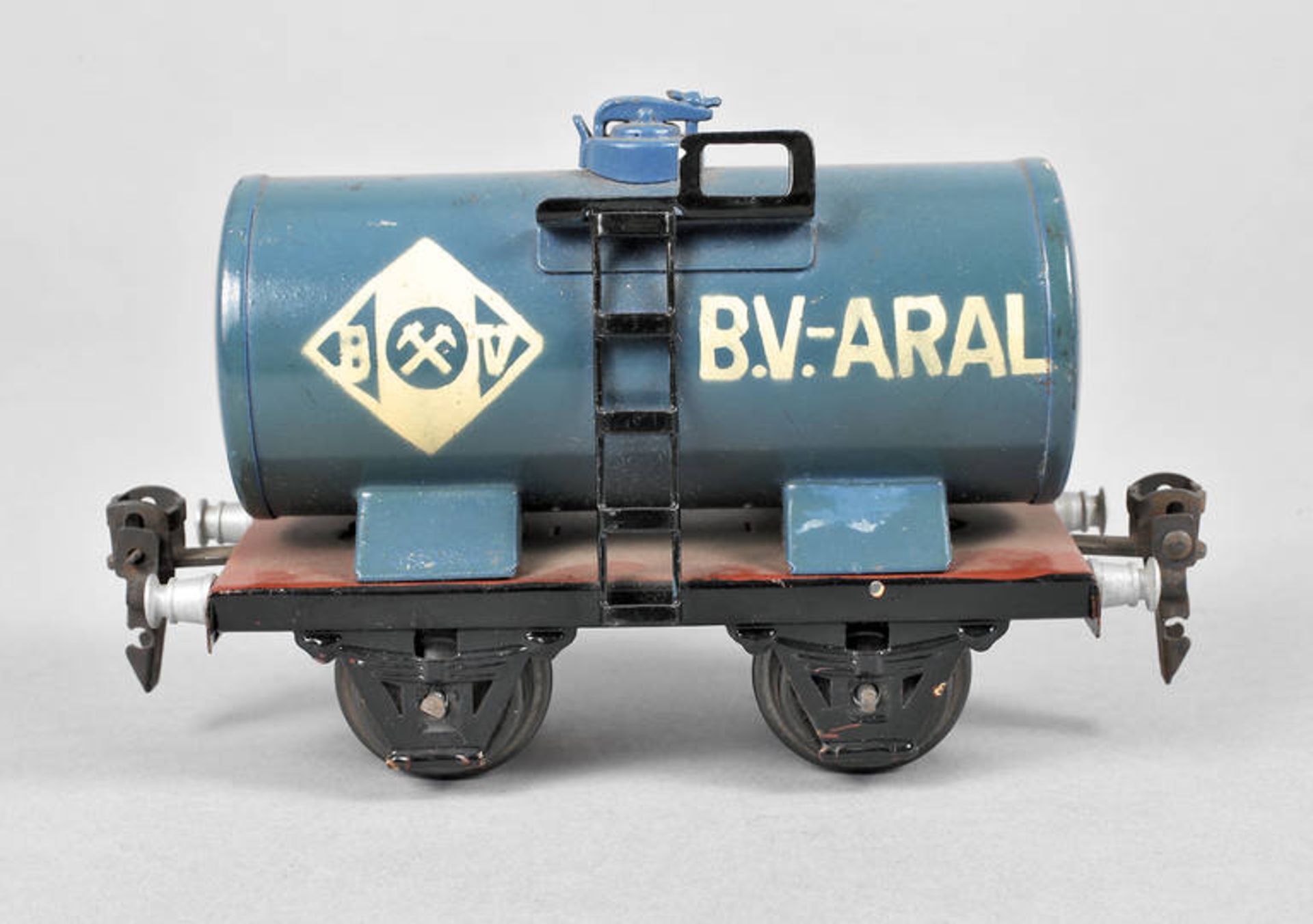 Märklin Kesselwagen "BV Aral"
um 1938, gemarkt, Blech handlackiert, blau, Spur 0, Modell 1674 BV,