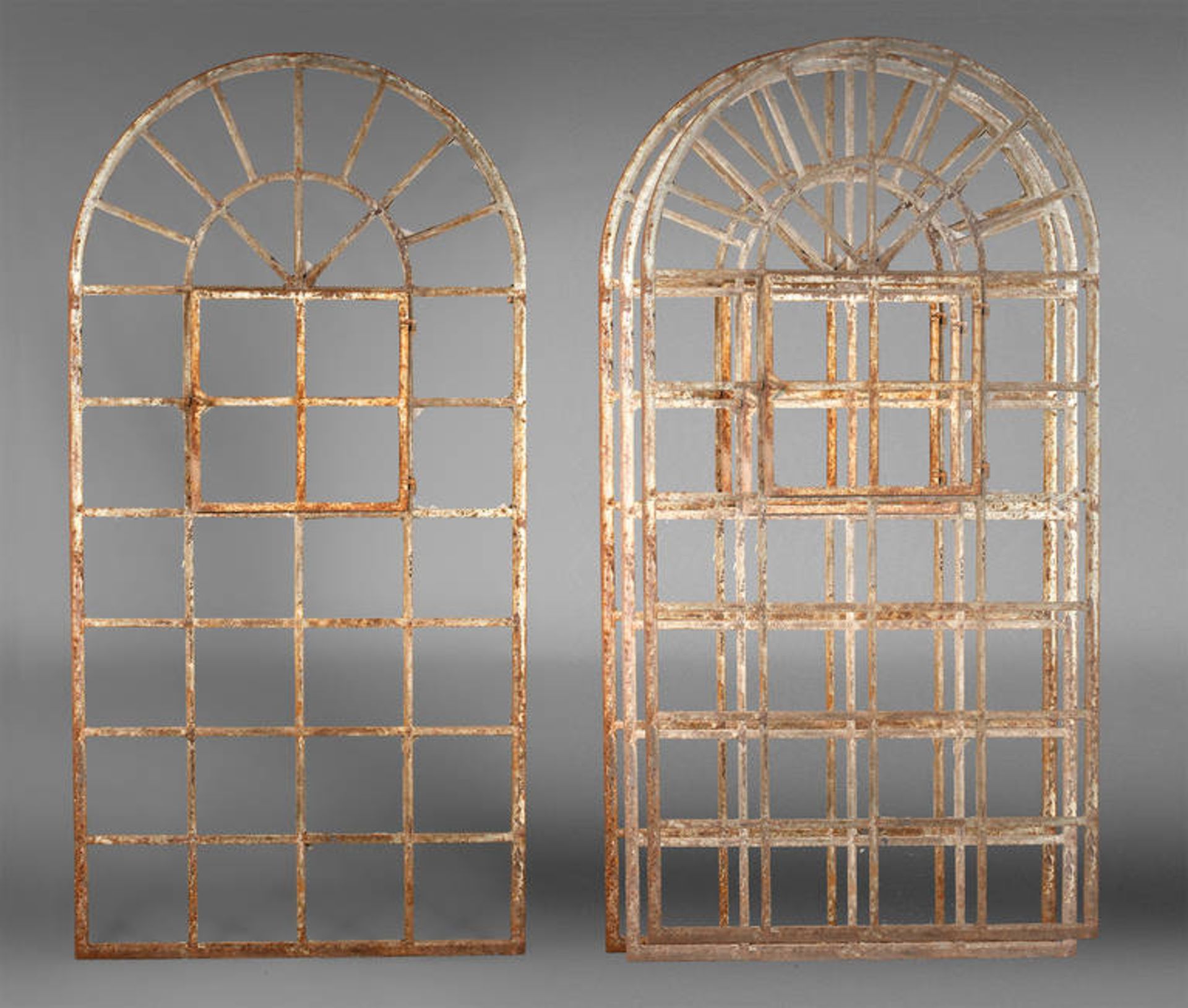 Vier Rundbogenfenster
Gusseisen, um 1890, Fenster mit quadratischen Scheiben, einem Öffnungsflügel