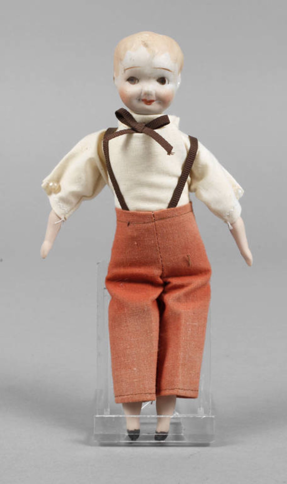 Puppenstubenpuppe
als Junge, wohl um 1920, gemarkt H (im Kreis) Japan, Biskuitporzellan-Kurbelkopf