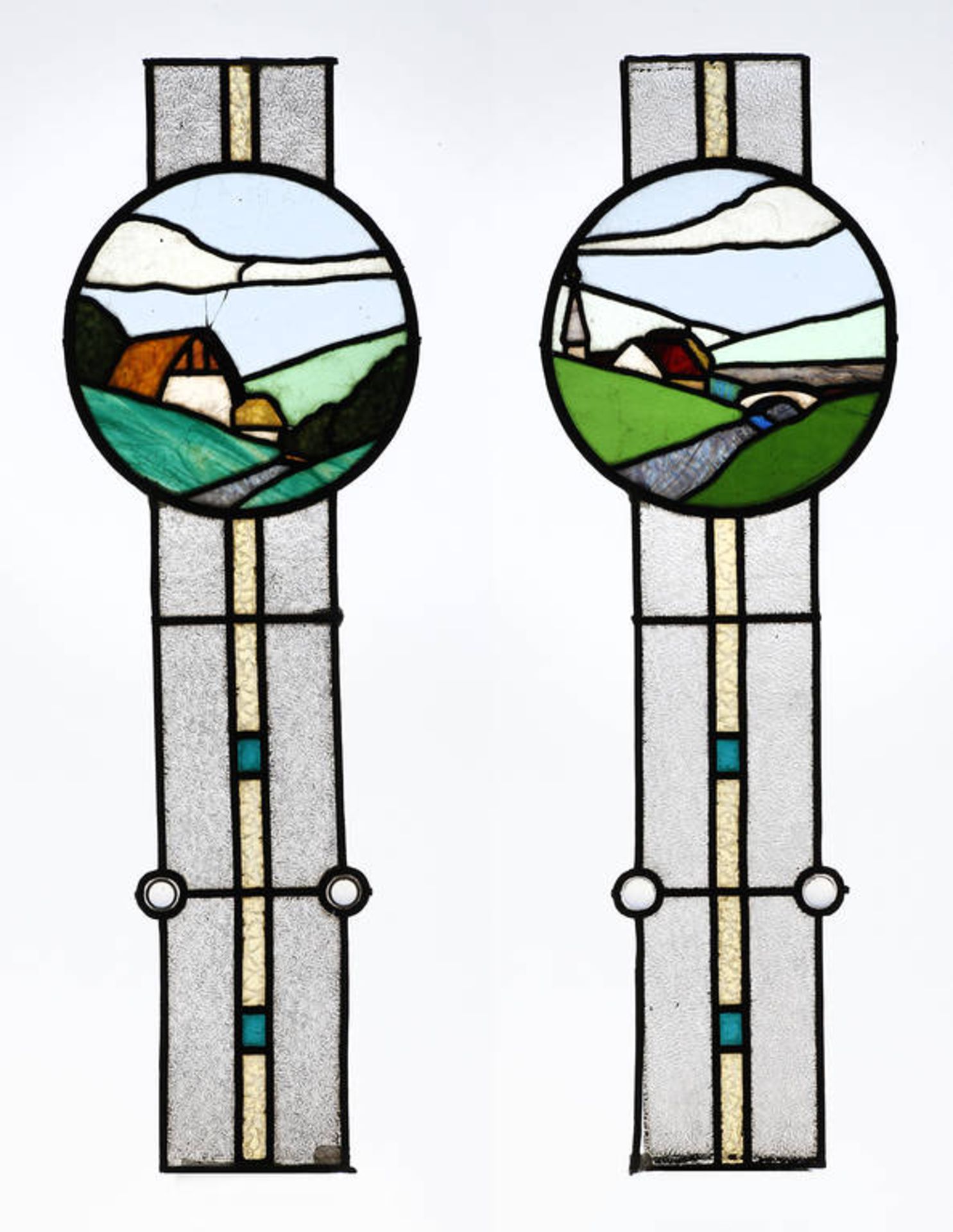 Paar Bleiverglasungen Jugendstil
um 1905, Fenstermittelstücke mit Landschaftsmotiv aus Farbglas,