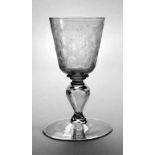 Barockes Trinkglas
Mitte 18. Jh., klares Glas, breiter unsauberer Scheibenfuß mit Abriss, hohl