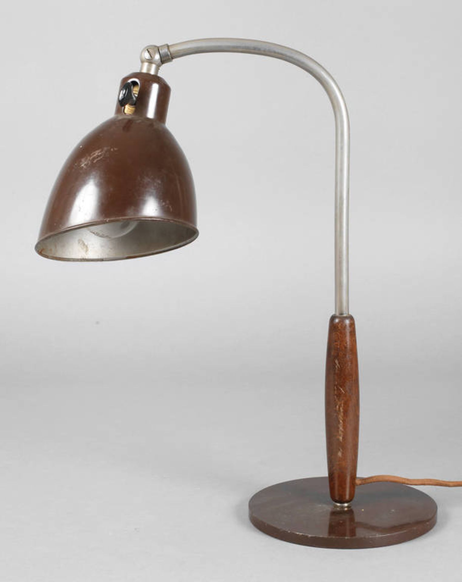 Schreibtischlampe
1930er Jahre, am Stand gemarkt Forma BOR Nummer 2626, braun lackierter