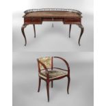 Schreibtisch und Sessel Art déco 
um 1930, Mahagoni massiv und furniert, der Sessel aus Buche rot-