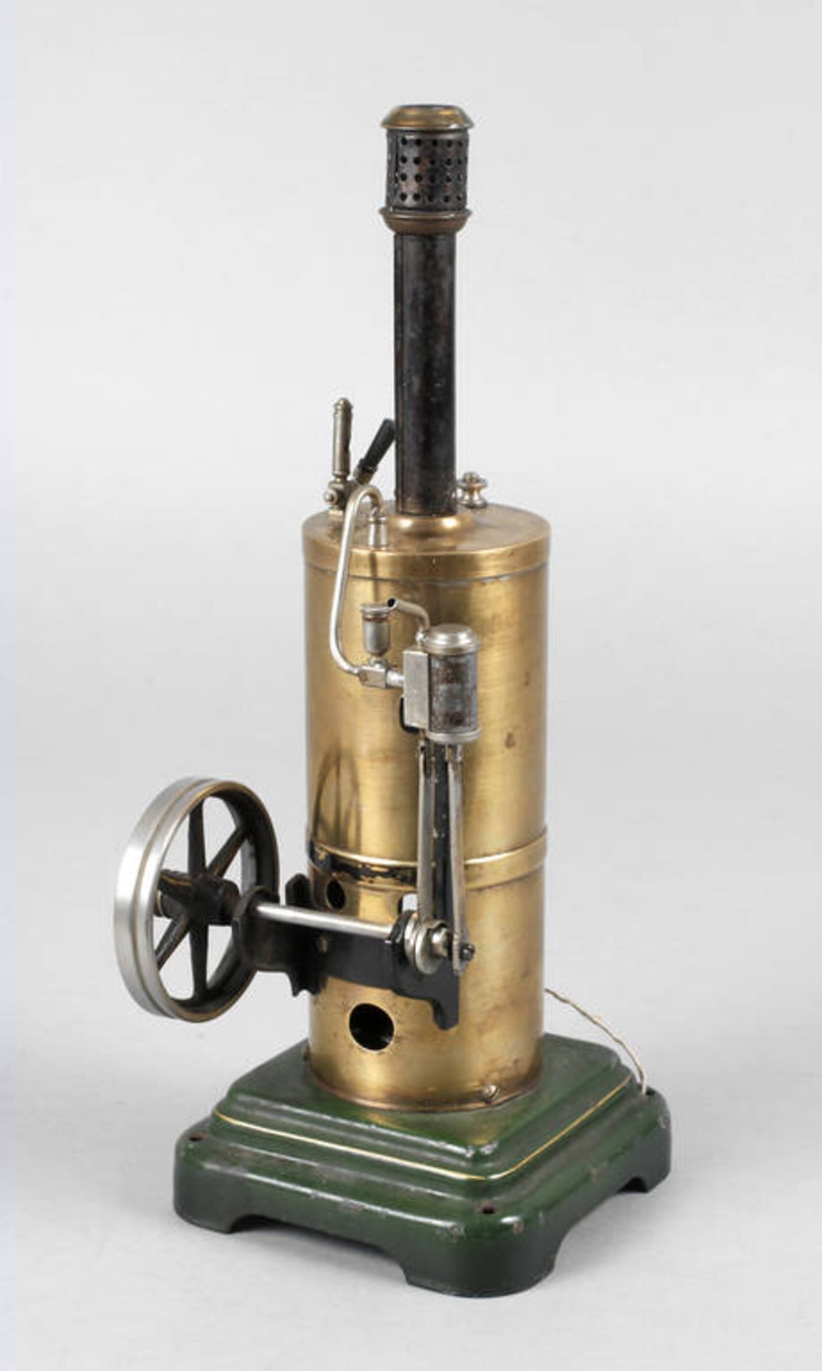 Märklin stehende Dampfmaschine
um 1929, mit Firmenplakette gemarkt, Blech und Guss handlackiert bzw.
