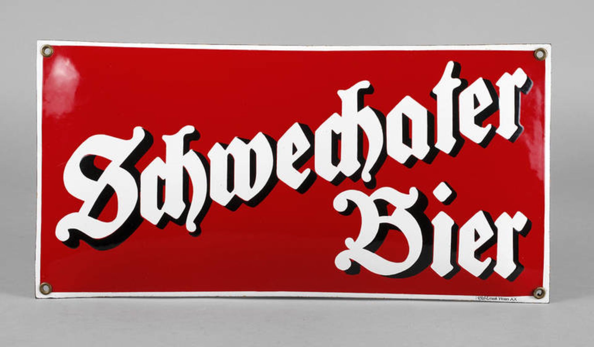 Emailleschild Schwechater Bier
Hölzl Email Wien, um 1930, gewölbtes Schild mit reliefierter Schrift,