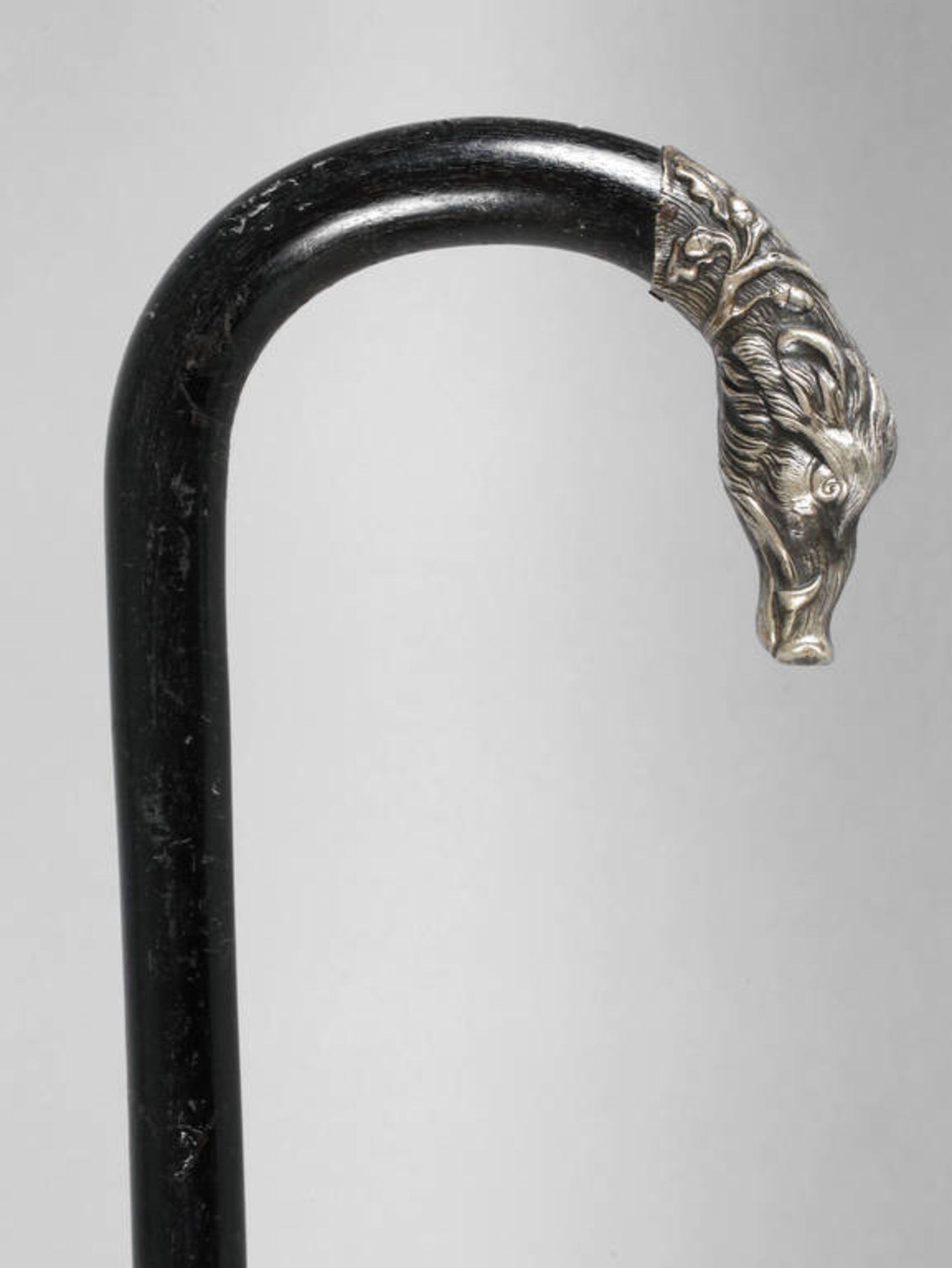 Jagdlicher Spazierstock
um 1900, Griff in Form einer Wildsau, aus versilbertem Metall, mit