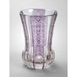 Ranftbecher
1. Hälfte 19. Jh., klares Glas, ausgekugelter Abriss, violett gebeizt und ornamental